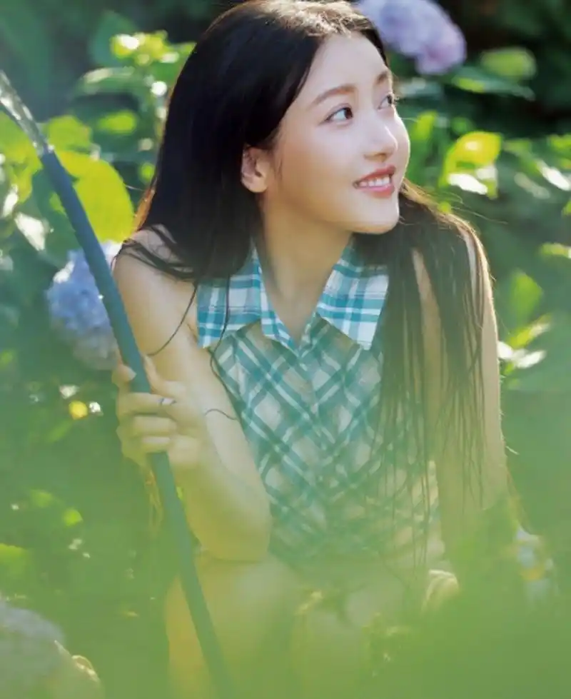 活泼可爱的#姜贞羽# 身穿格子衬衫甜美写真,五官精致立体,身材纤瘦