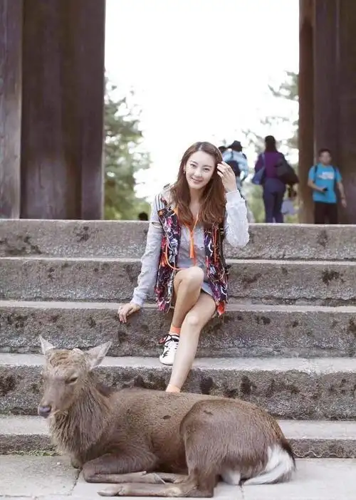 张雨绮终于换风格运动套装加花马甲似邻家少女青春活力十足