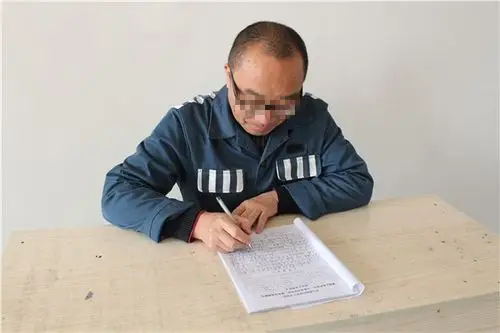 学时事促转变白云监狱组织服刑人员学习两会精神