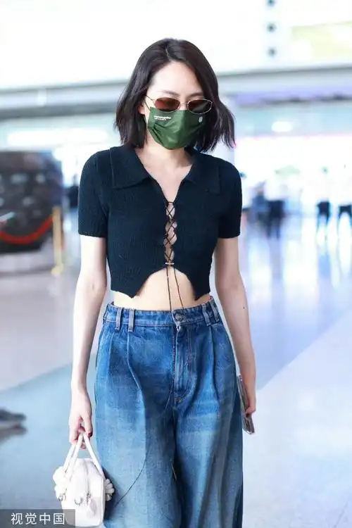 刘惜君今日份机场照曝光黑色绑带露腰上衣小性感拿捏了