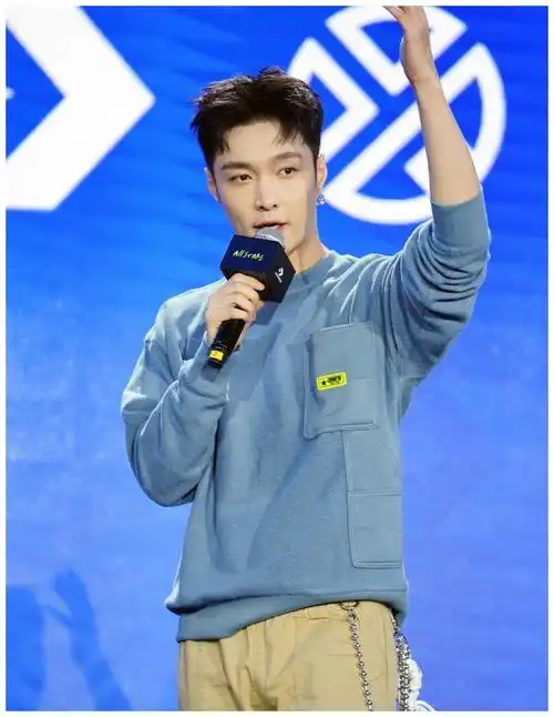 张艺兴蓝色卫衣出席活动,剪短发露额头干净清爽