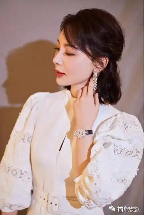 陈数衣品超能打身穿白色连衣裙配齐肩发型满屏高级贵妇感