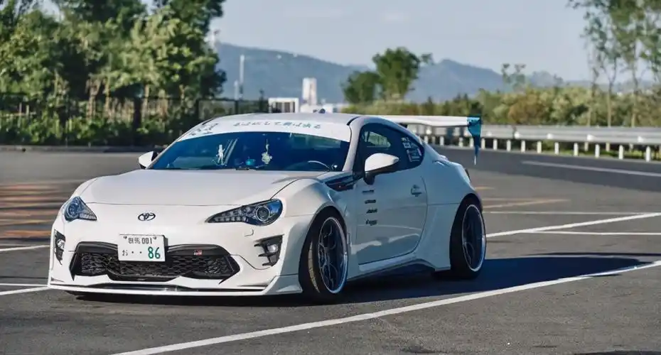 设计更个性,配超大尾翼,宽体改装丰田86实拍