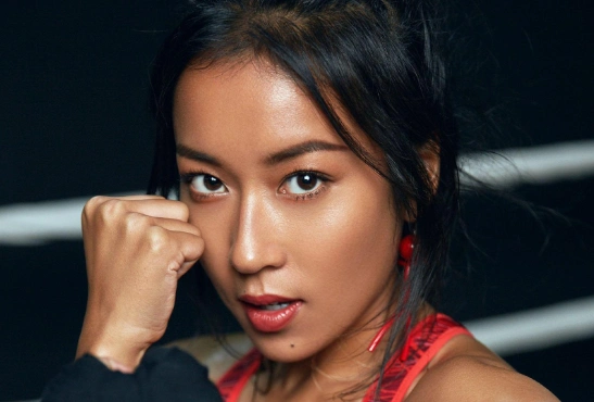 因为她是土生土长的中国人,这种皮肤差异让她得到了很多关注.