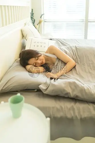 安静睡觉的女生