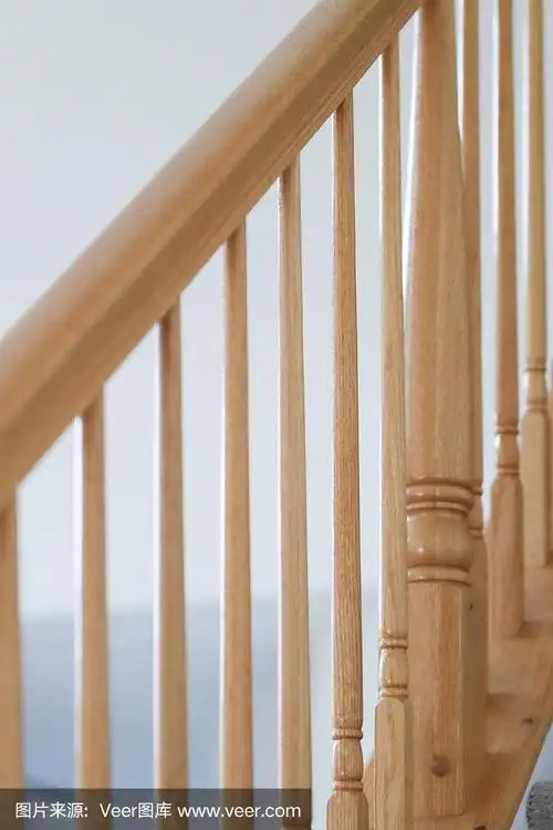 木制楼梯.楼梯扶手的特写镜头.