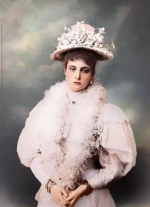 老照片19世纪的欧洲名媛身着礼服长相十分美艳