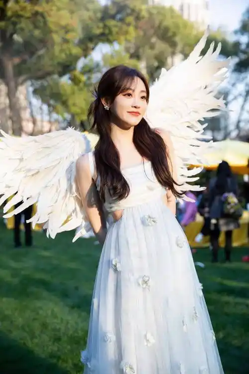 祝绪丹芭莎活动造型简直可爱到爆双马尾扎发抹胸长裙清澈纯净美上天