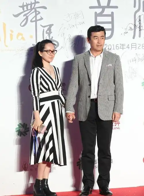 王志飞这老婆娶的真成功,不仅看着像女学生,还有一种高级知性感