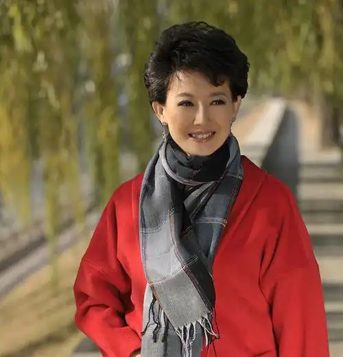 央视美女主持梁艳主持23年零失误现46岁依旧单身一人