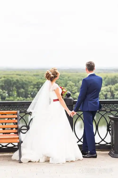 新娘和新郎户外手牵手