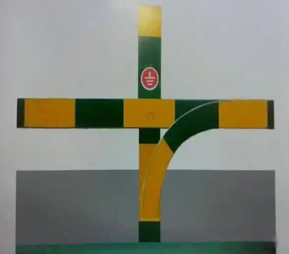 电气井桥架及母线接地利用竖井垂直敷设的镀锌扁铁作为接地体,将母线