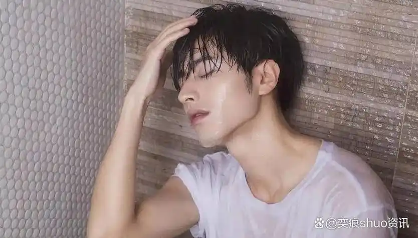 宋威龙六块腹肌惊艳曝光!难怪宋茜痴心不已!_鲜肉_魅力_身材