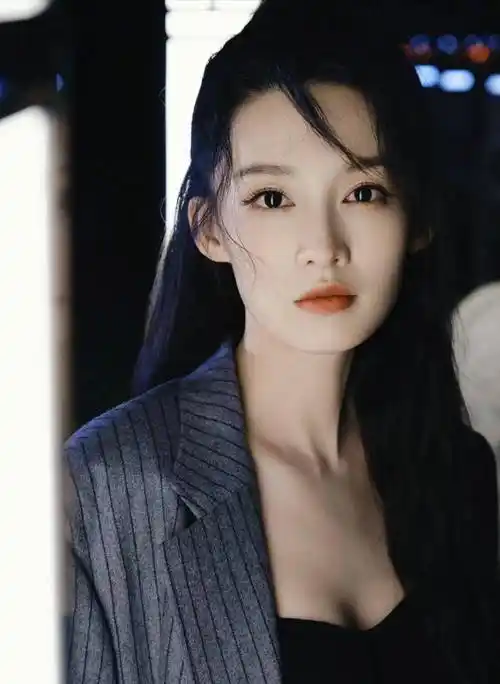 女星李沁时尚写真:窈窕淑女,娇小玲珑