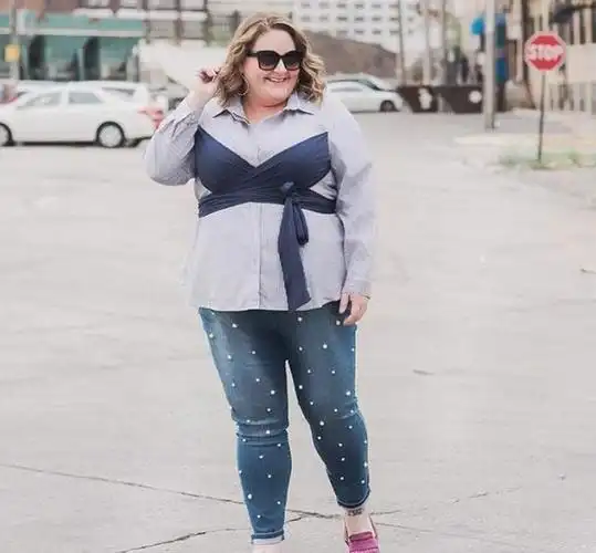 同一条大码牛仔裤哪一位胖女孩穿着最好看