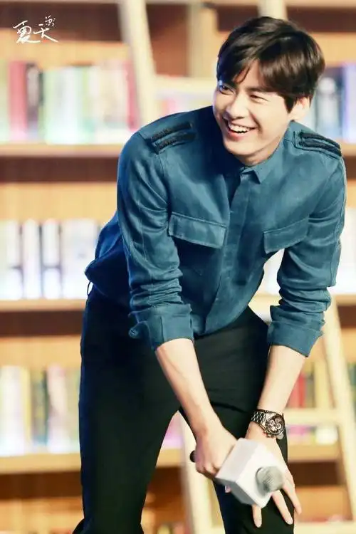 李易峰笑容甜甜的,我羡慕每一个能接近他的人那是我一辈子的梦