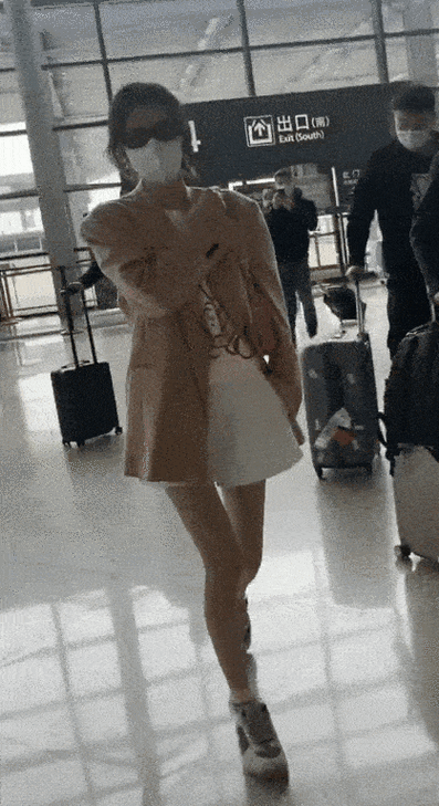 不动时貌美如花,一走路不敢直视_杨幂_景甜_姿势