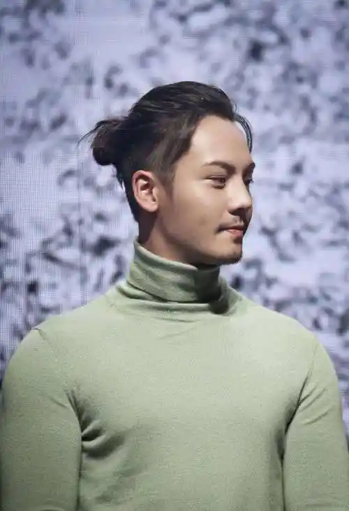 陈伟霆留胡子的照片生活照生活照生活照生活照啊啊 我太爱这张照片了