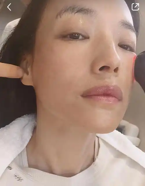 47岁舒淇晒无修图全素颜,脸上雀斑明显,皮肤紧致无皱纹状态超好