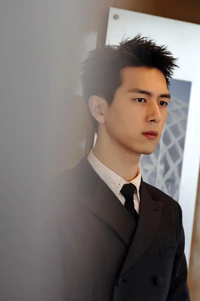 李现 黑色西装搭配烫钻衬衫,绅士帅气