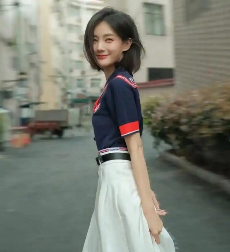 李一桐晒剧组日常照,短发显得好灵动,在镜头前甜笑的模样清新可人.