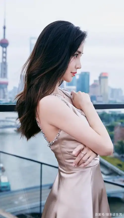 图六:angelababy品牌代言美图,身着一袭丝质长裙优雅迷人