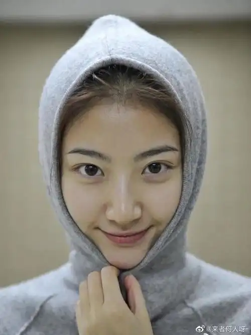 由刘亦菲素颜试镜图看,女明星冷白皮基本假的,肤色均匀紧致更重要