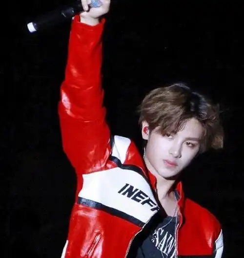 小鬼justin出席颁奖活动见面直接坐腿上