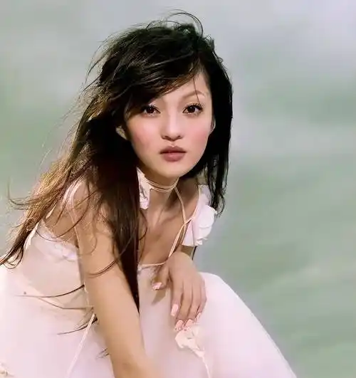 张韶涵:患心脏病无人照顾,闺蜜借机上位,又遭亲妈卷走1亿财产_范玮琪