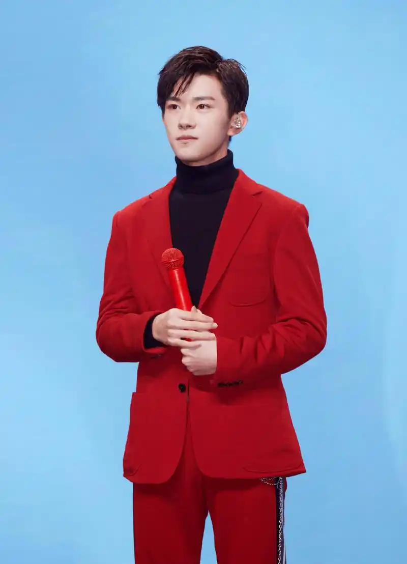 年轻潮男如何驾驭西装看易烊千玺就够了