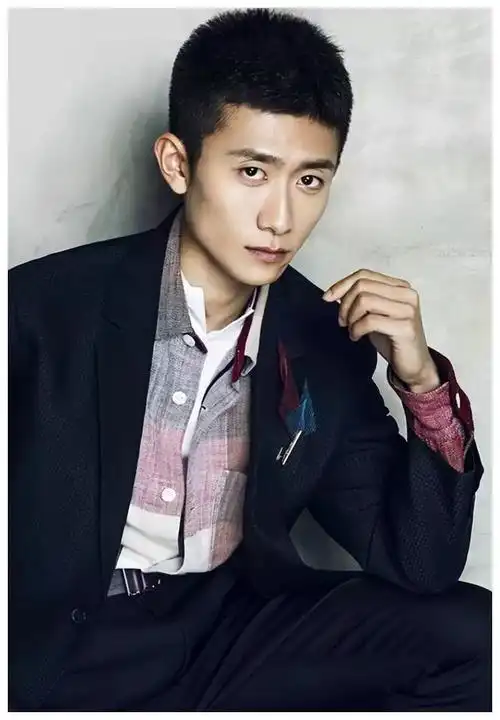 然后通过网络来炒作,搞得张一山在粉丝心里像捞铁徽一样沉重