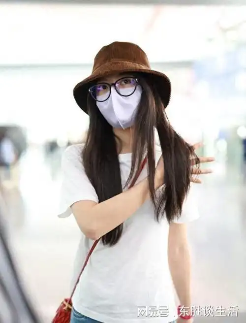 街拍赵今麦白t恤牛仔裤白色运动鞋渔夫帽黑框眼镜轻松自在