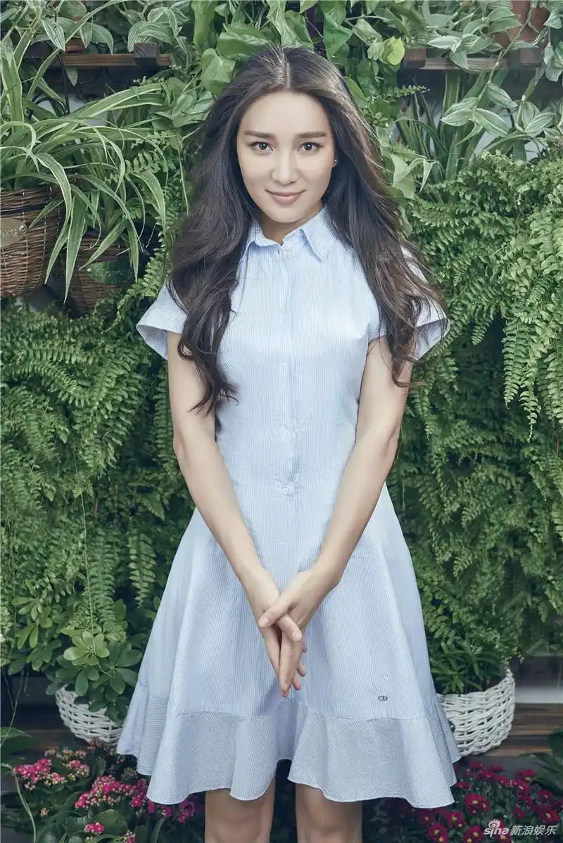 07 18:14:54 1 / 6 新浪娱乐讯 近日,演员陈蓉曝光了一组初春大片.