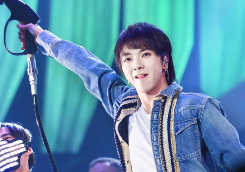 华晨宇出道8年上快本被边缘化被说整容也无动于衷