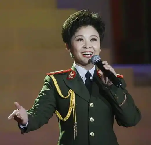 原创董文华初恋为娶她苦等4年13次上舞台靠丈夫和儿子走出低谷