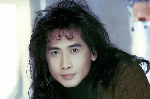 80,90年代的华语乐坛,中国台湾歌手齐秦凭借清澈透亮的嗓音和一头时尚