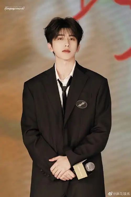 蔡徐坤学院风西装造型##蔡徐坤男高氛围感