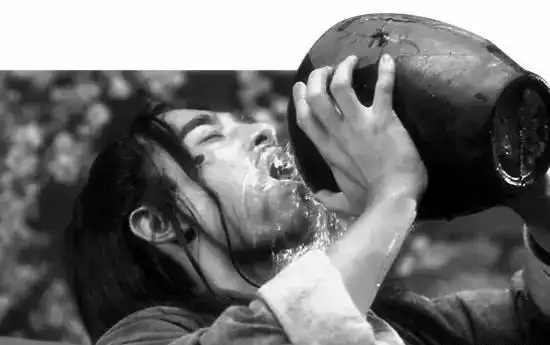 男人喝白酒喝的是一种孤单