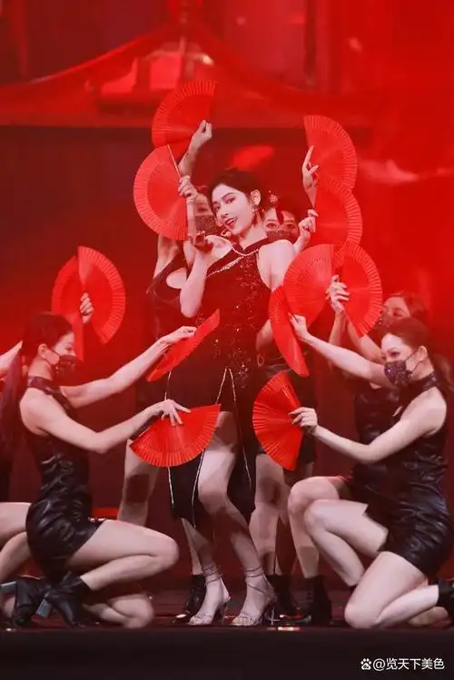 许佳琪身着一身旗袍,非常迷人.