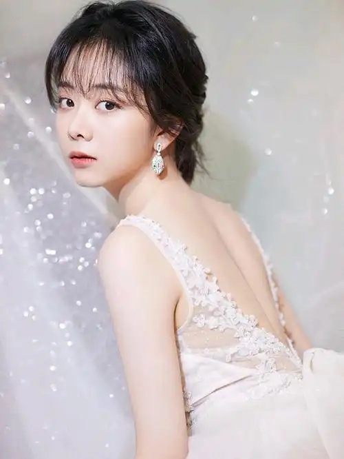 谭松韵的眼睛是我最喜欢的部位 又大又漂亮