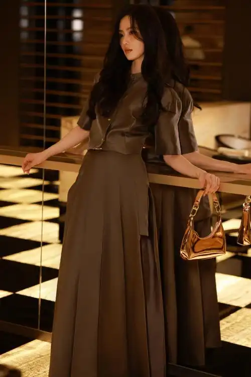 刘诗诗大地色穿搭