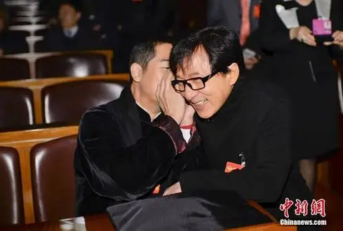 会前张国立与成龙交谈.中新社发