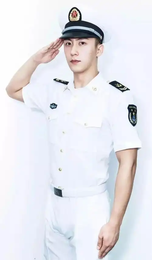 黄景瑜新剧上演制服杀!除了《上瘾》,海陆空硬气军装照刷屏,好a