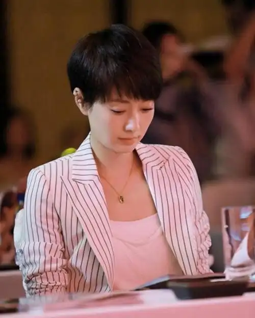 新浪看点# 马伊琍终于换回短发,长发扎马. 来自会打扮的angel - 微