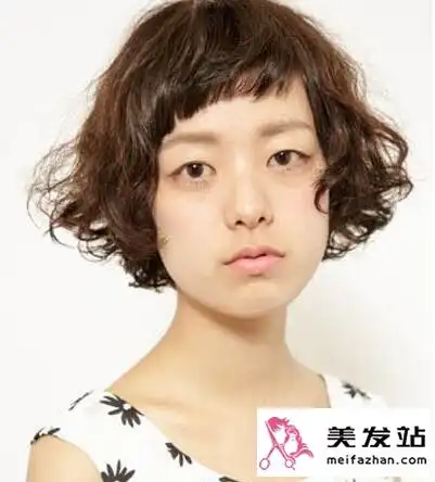 泡面头短发怎么弄好看 这么好看的发型不试试你会后悔_女生卷发