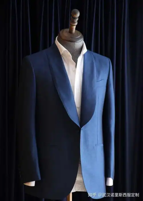 藏青色西装搭浅蓝色衬衣参加新生舞会会不会不妥?