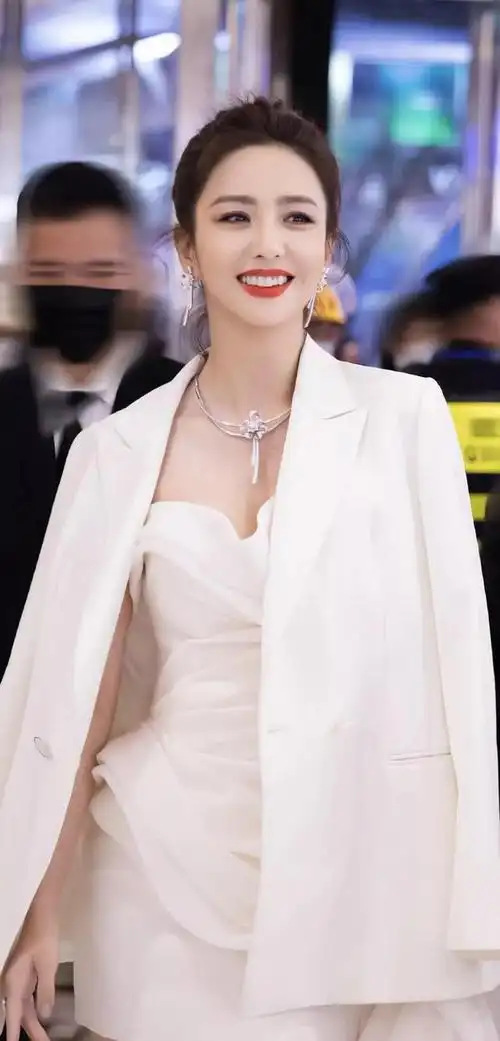 佟丽娅离婚后变得大胆了,穿吊带小黑裙身材饱满,40岁性感迷人