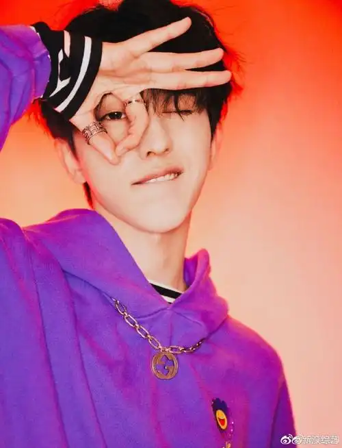 蔡徐坤紫色卫衣#今日份超清爽帅气的@蔡徐坤请查收!