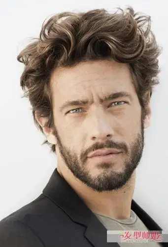 欧美男生慵懒风短发炫出魅力 轻松变身男神格调的蓬松短卷发(4)_发型