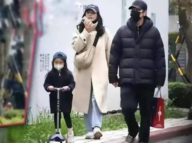 高圆圆夫妇陪女儿骑车,赵又廷一路保护女儿,4岁rhea笑得好开心_一家